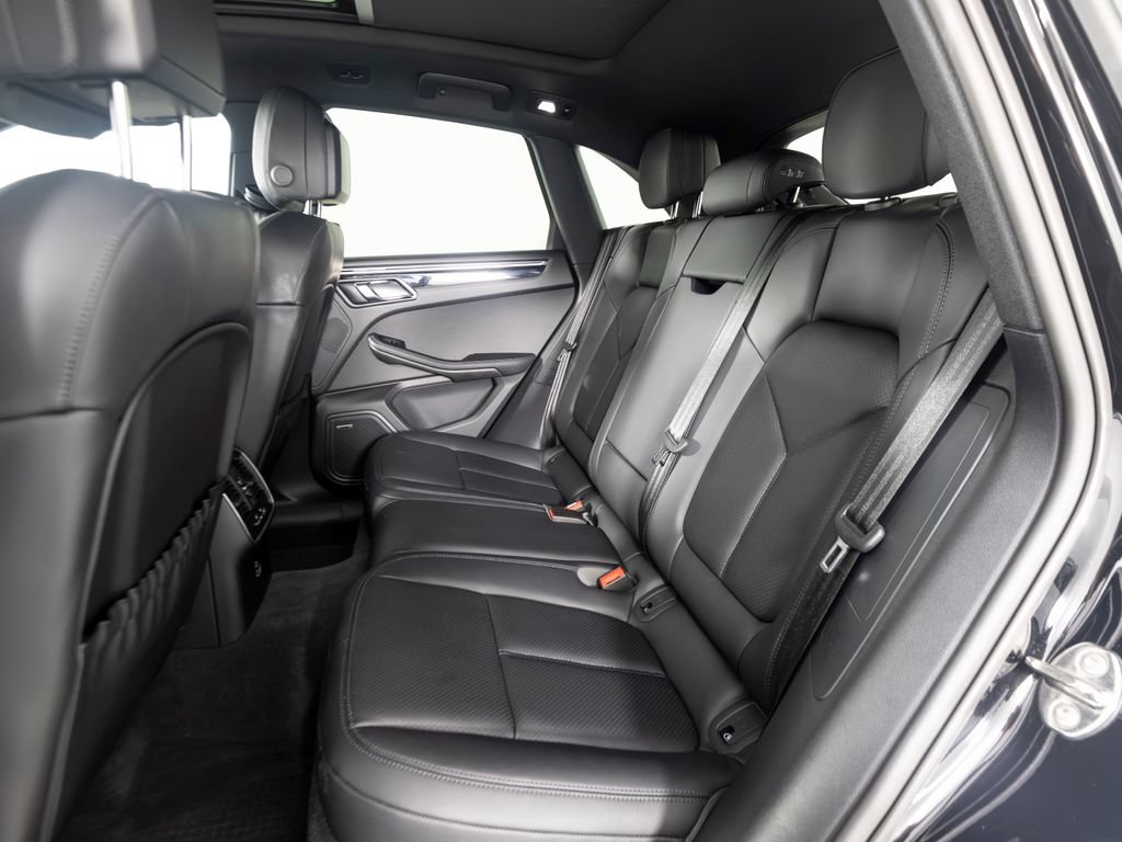 Certified 2026 Porsche Macan AWD/4WD image 36