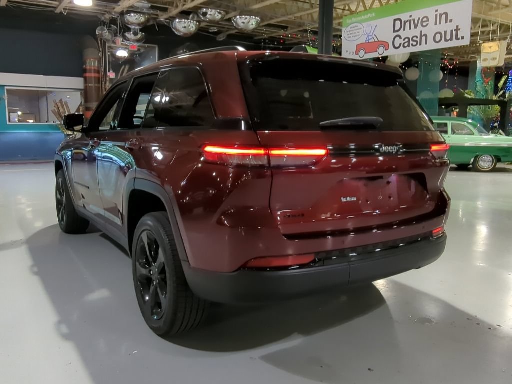 Used 2022 Jeep Grand Cherokee Altitude AWD/4WD image 10