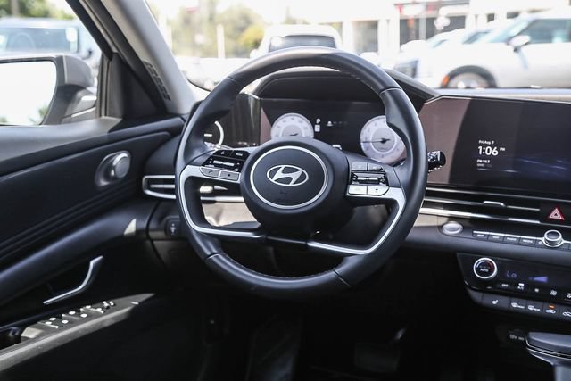 Certified 2025 Hyundai Elantra SEL FWD image 17