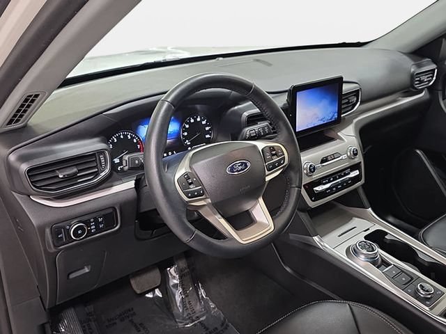 Used 2023 Ford Explorer XLT w/ Equipment Group 202A AWD/4WD image 16