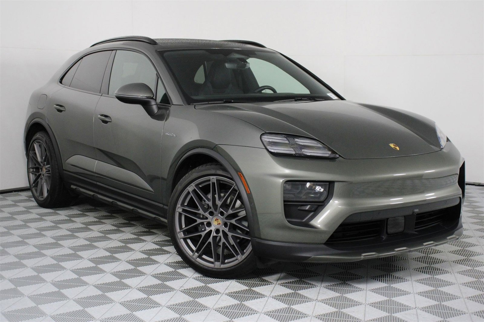 Used 2025 Porsche Macan Electric image 9