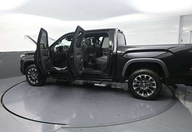 Used 2025 Toyota Tundra Limited AWD/4WD image 34