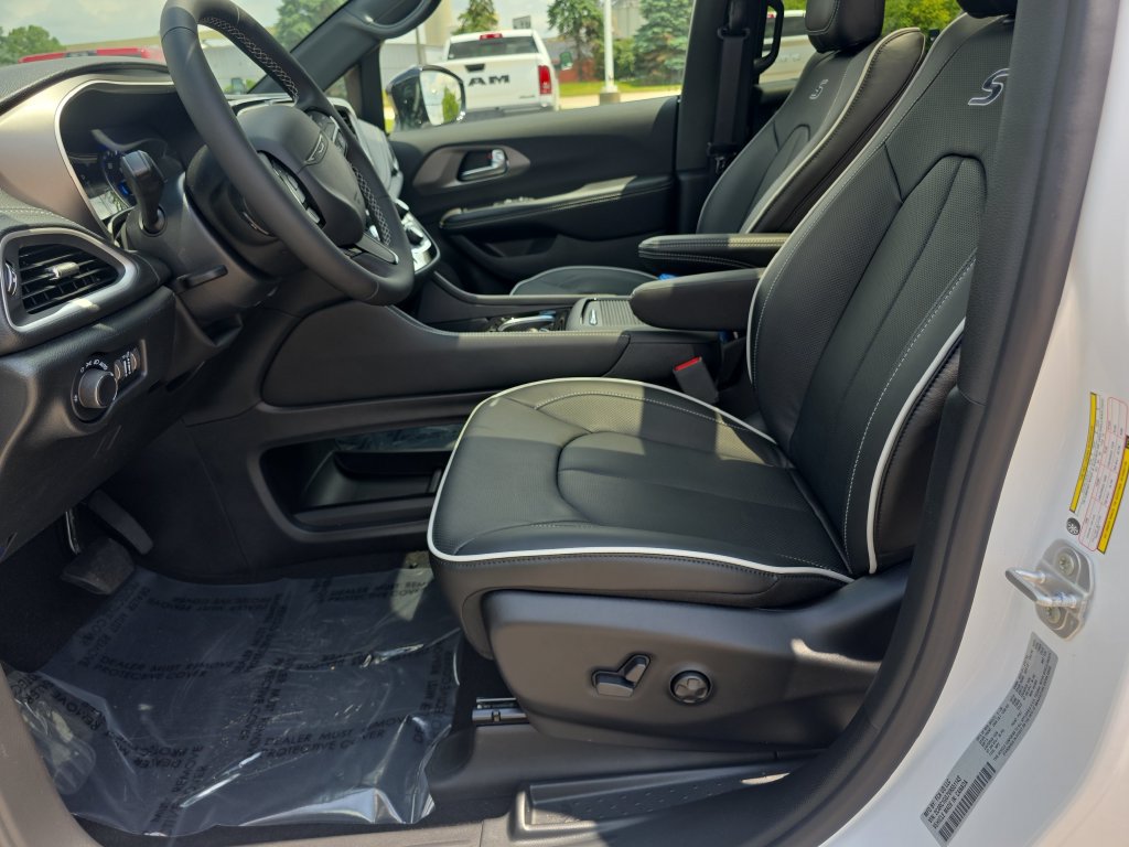 New 2027 Chrysler Pacifica Limited w/ Family Tech Group FWD image 8