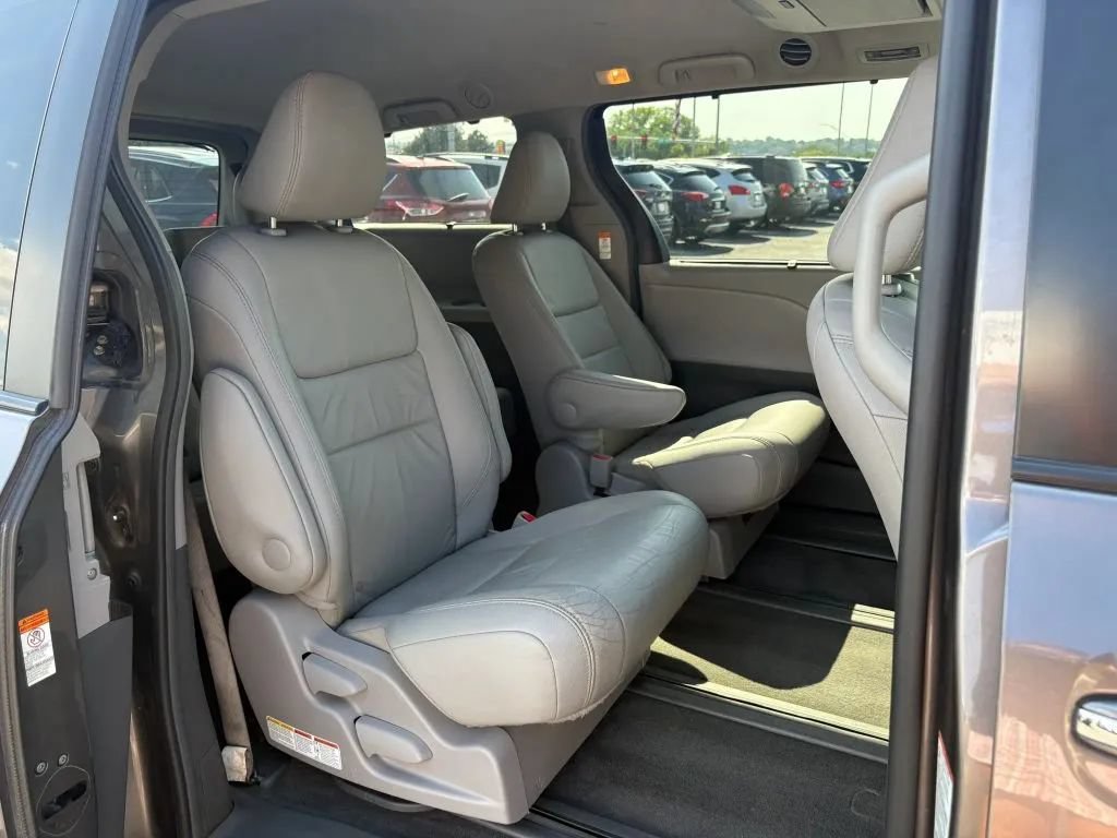 Used 2017 Toyota Sienna XLE Premium AWD/4WD image 21