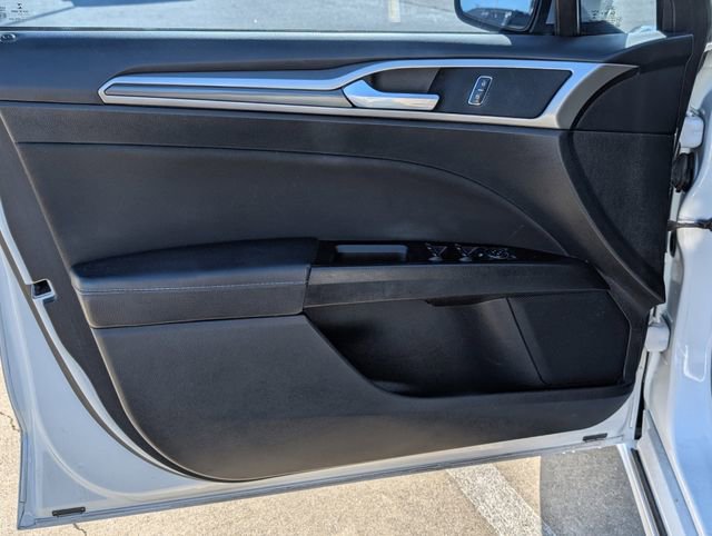 Used 2017 Ford Fusion SE w/ Equipment Group 201A FWD image 10