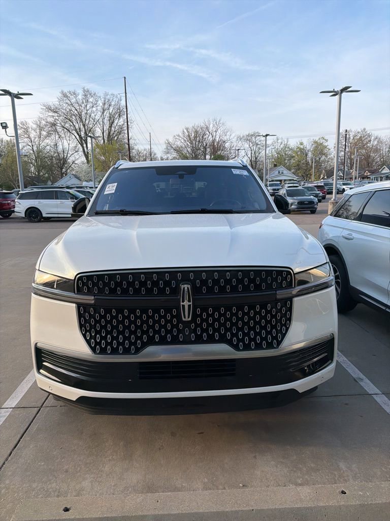 Used 2025 Lincoln Navigator L Reserve image 2