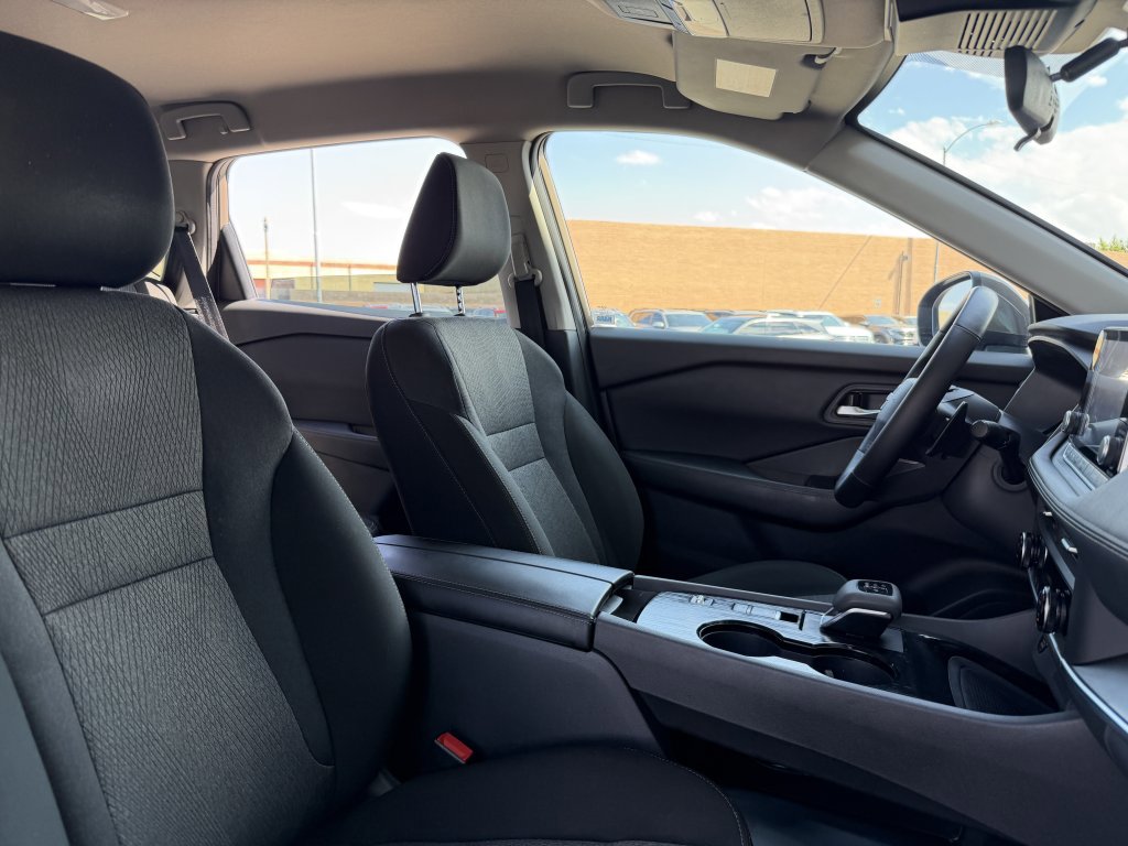 Used 2025 Nissan Rogue SV image 36