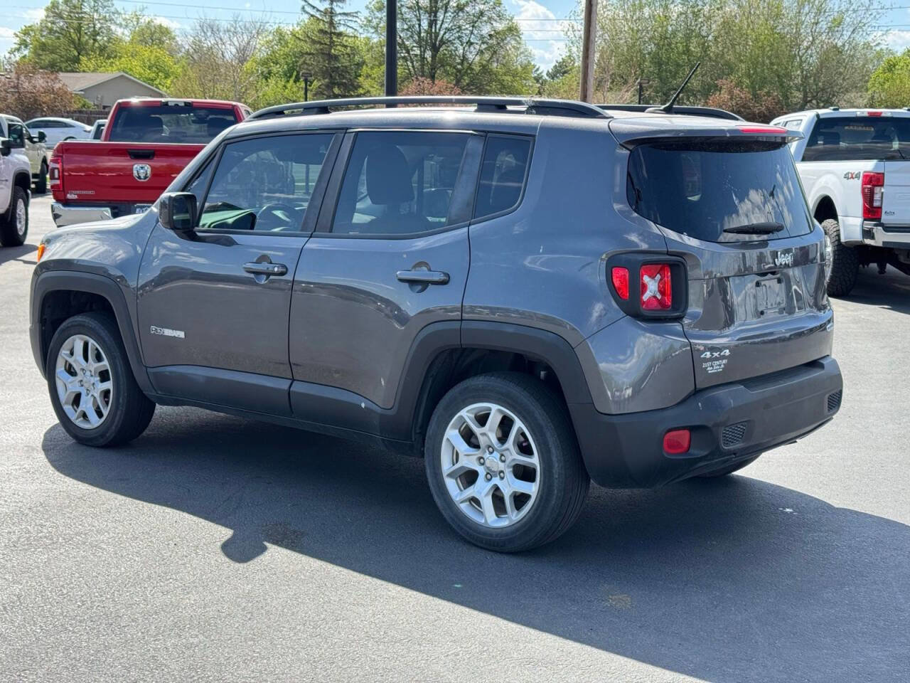Used 2017 Jeep Renegade Latitude AWD/4WD image 4