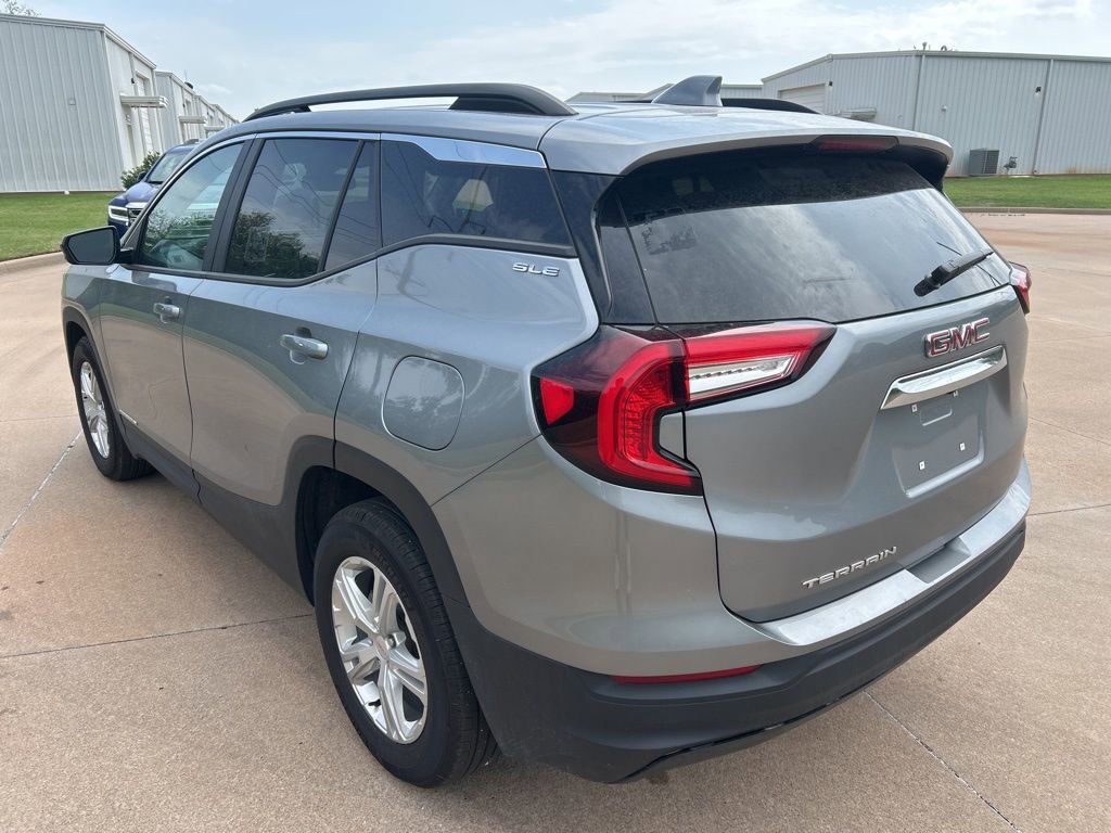 Used 2024 GMC Terrain SLE w/ Driver Convenience Package FWD image 2