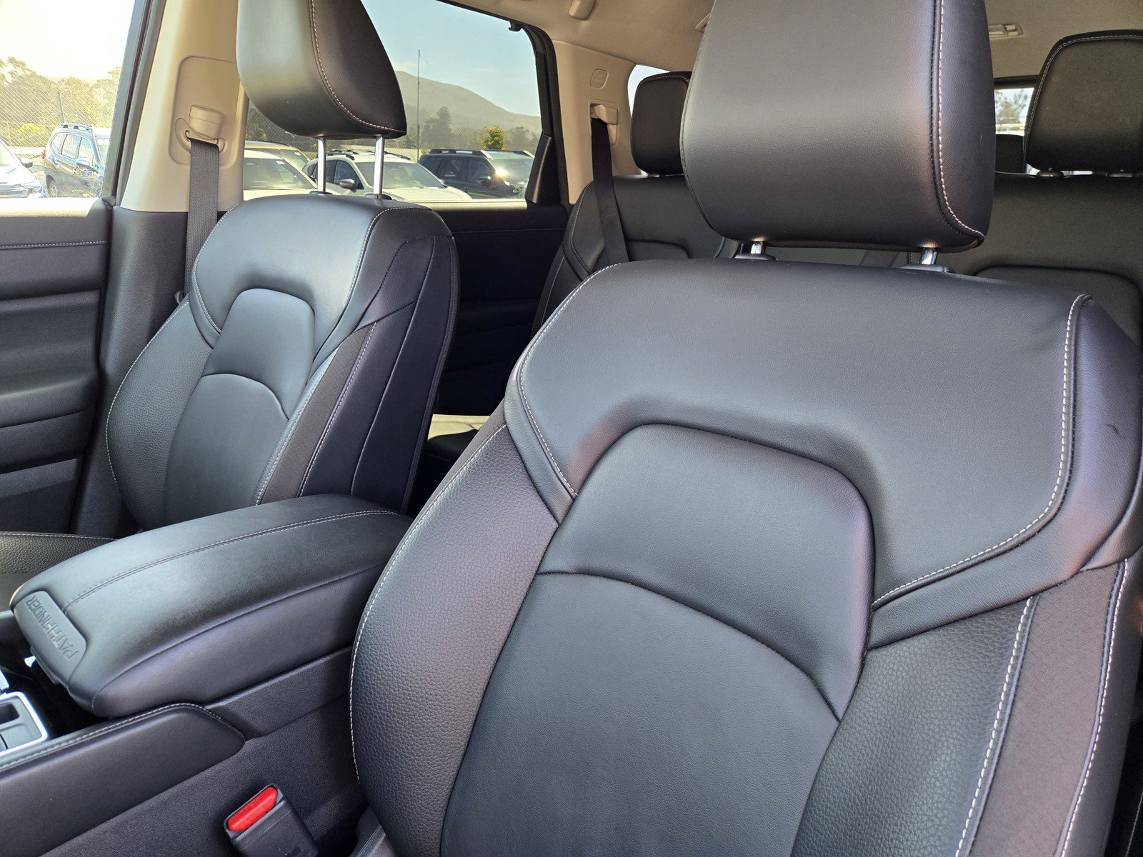 Used 2023 Nissan Pathfinder SL w/ Lighting Package (N92) FWD image 16