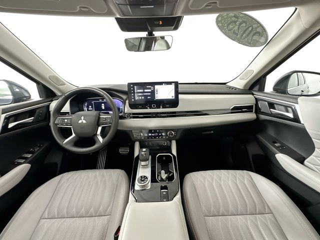 Used 2025 Mitsubishi Outlander SEL image 3