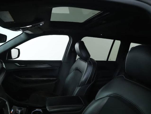Certified 2024 Jeep Grand Cherokee Altitude AWD/4WD image 19