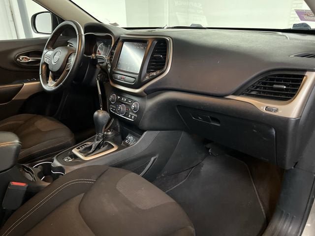 Used 2017 Jeep Cherokee Latitude w/ Safety/Convenience Group AWD/4WD image 28