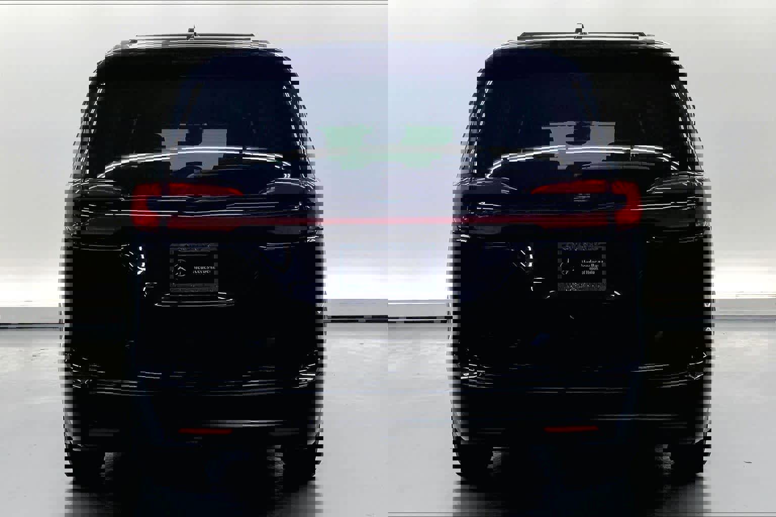 Used 2021 Chrysler Pacifica Limited w/ Uconnect Theater Family Group image 3