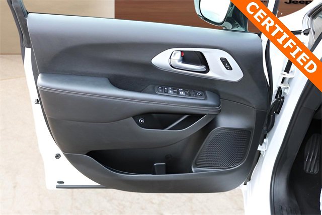 Used 2024 Chrysler Pacifica Select image 10