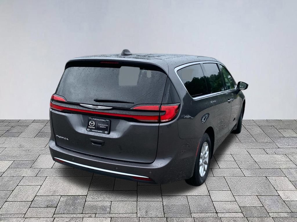 Used 2023 Chrysler Pacifica Touring-L FWD image 7