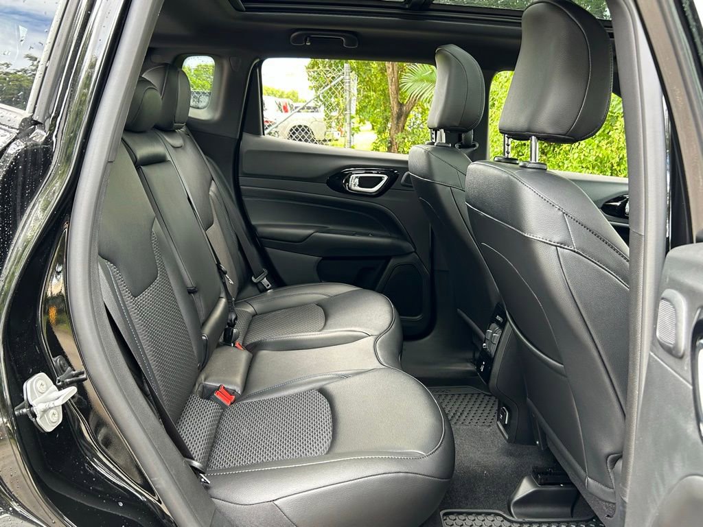 New 2025 Jeep Compass Latitude w/ Sun & Sound Group AWD/4WD image 33