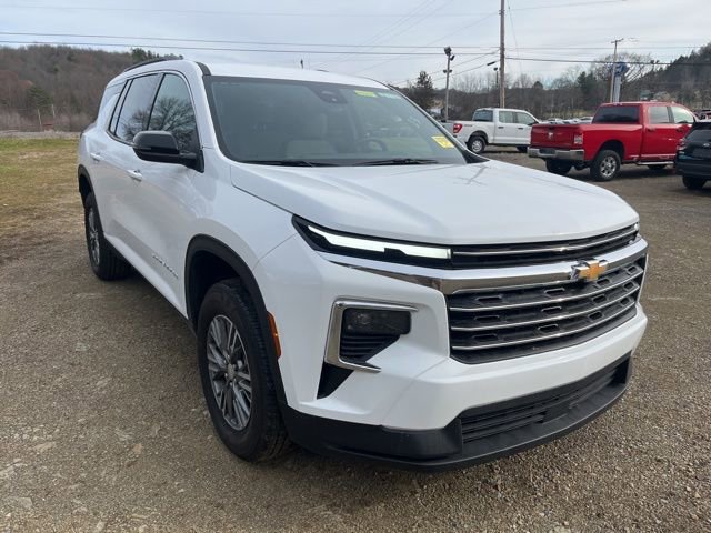 Used 2025 Chevrolet Traverse LT image 3