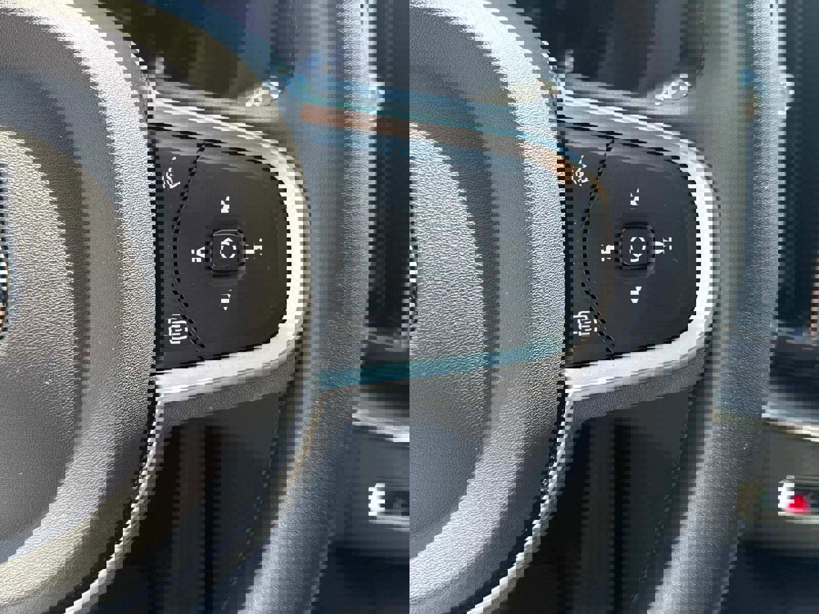 Certified 2025 Volvo XC60 B5 Core w/ Climate Package image 29