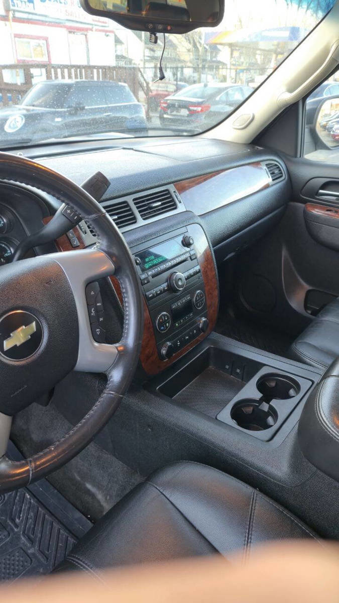 Used 2011 Chevrolet Suburban LT image 6