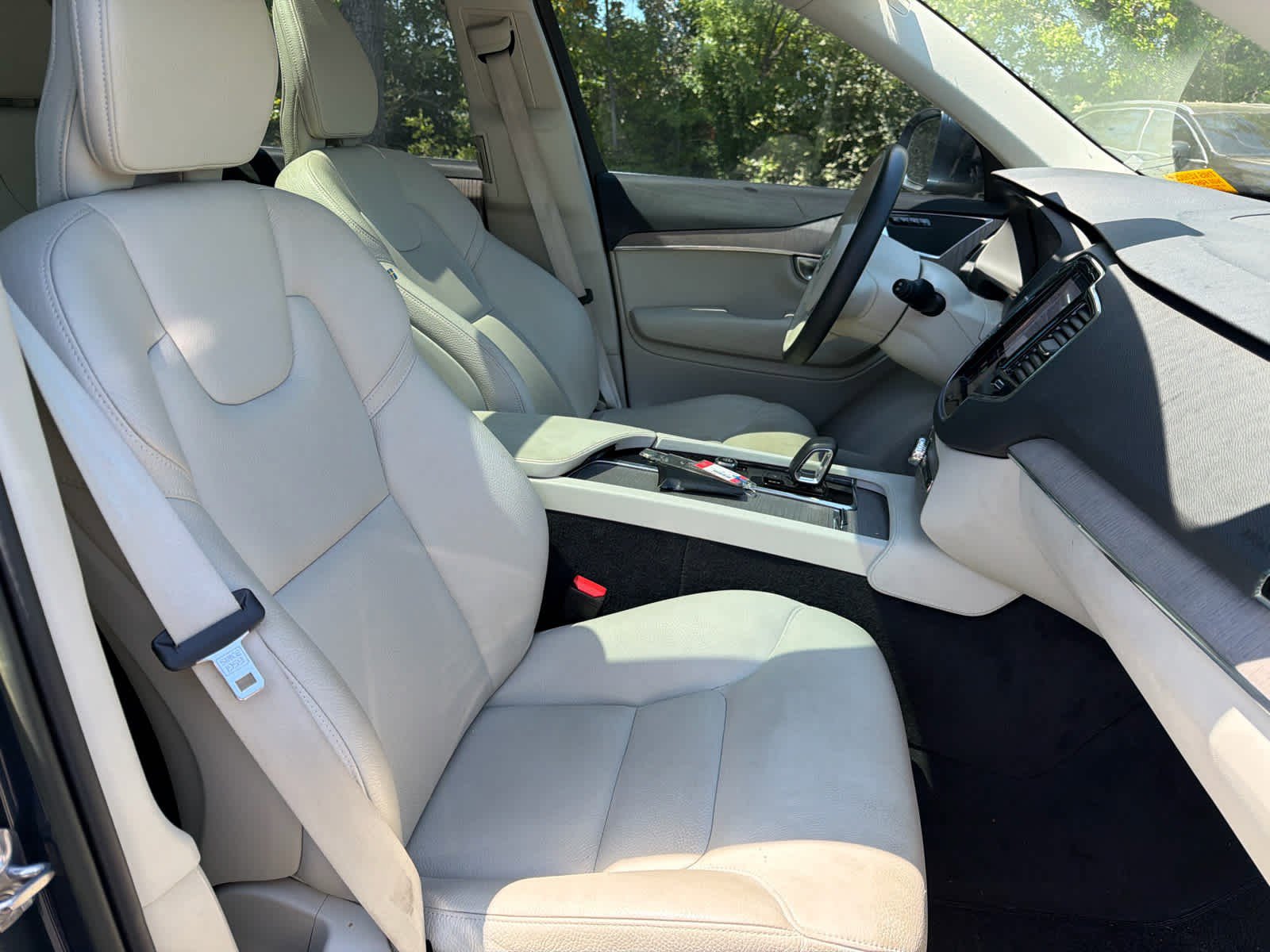 Used 2023 Volvo XC90 B6 Plus image 19