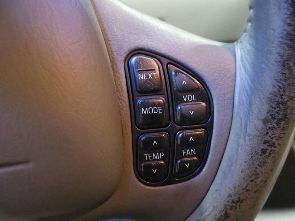 Used 2000 Lincoln Town Car Cartier image 29