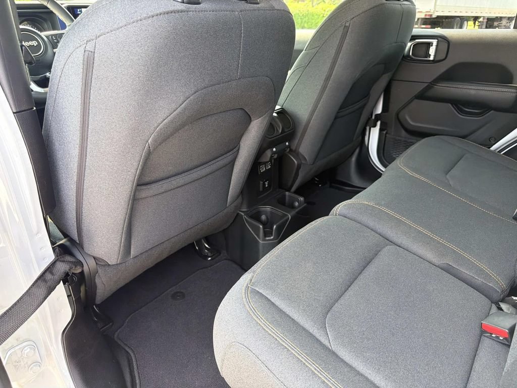Used 2025 Jeep Wrangler Unlimited Sahara AWD/4WD image 16