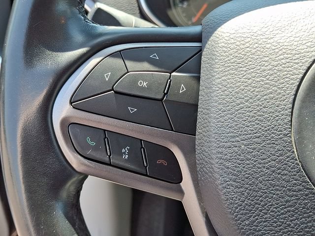 Used 2020 Jeep Cherokee Latitude Plus w/ Comfort/Convenience Group AWD/4WD image 17