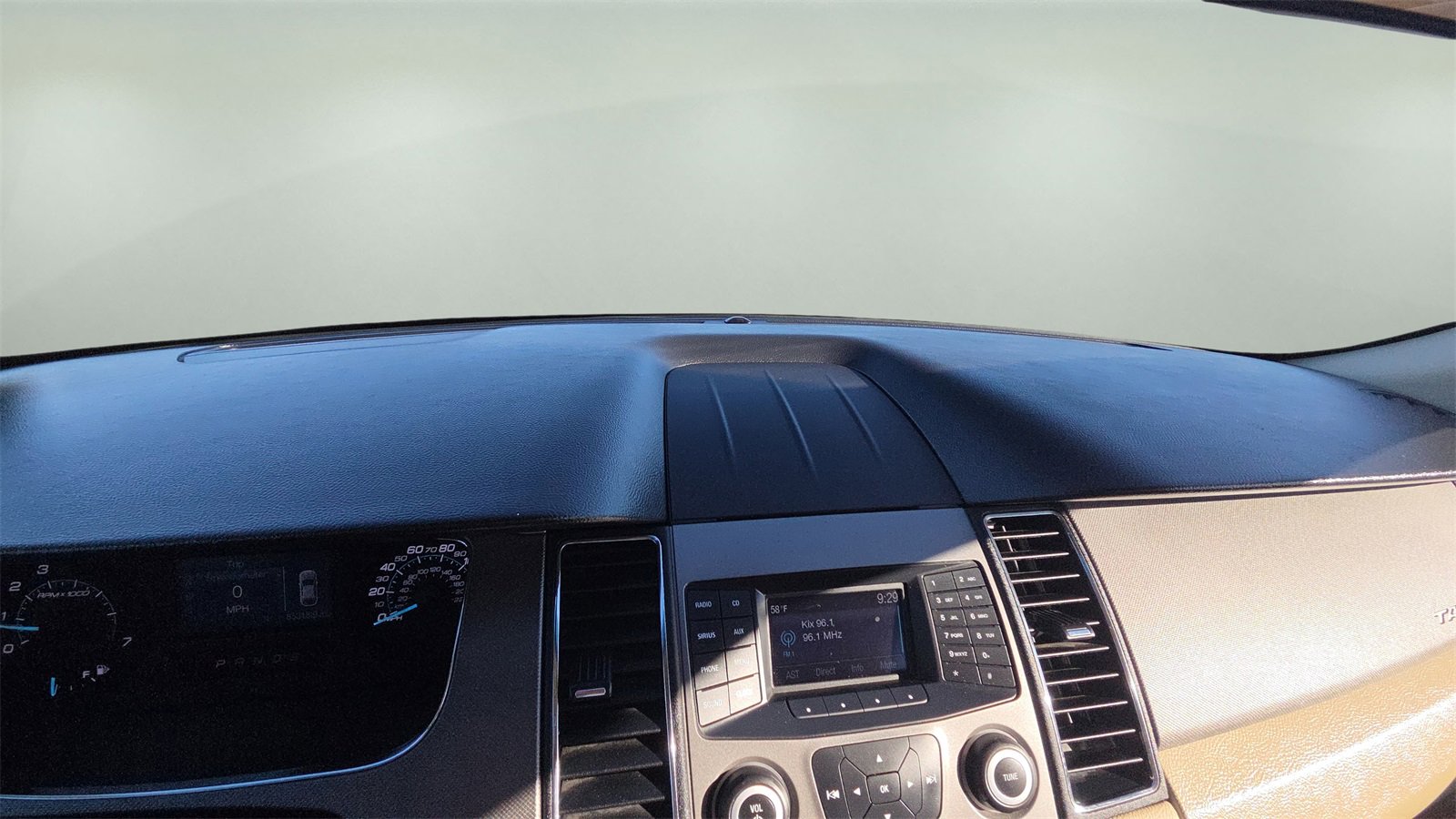 Used 2018 Ford Taurus SE image 9