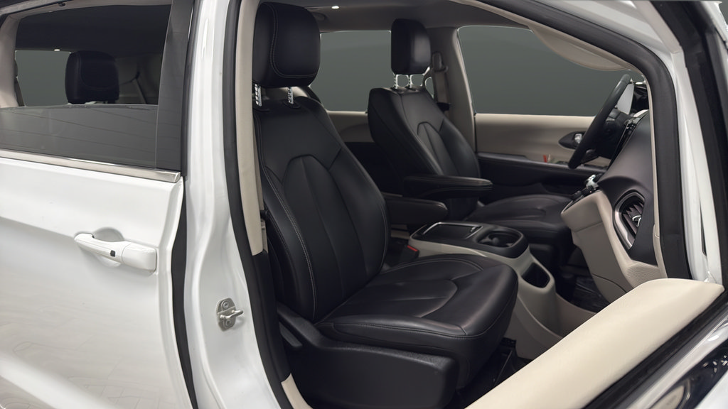 Used 2024 Chrysler Pacifica Touring-L FWD image 23