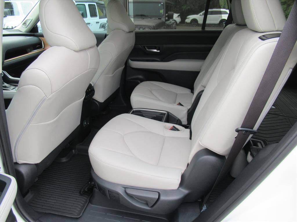 Used 2025 Toyota Grand Highlander Limited image 32