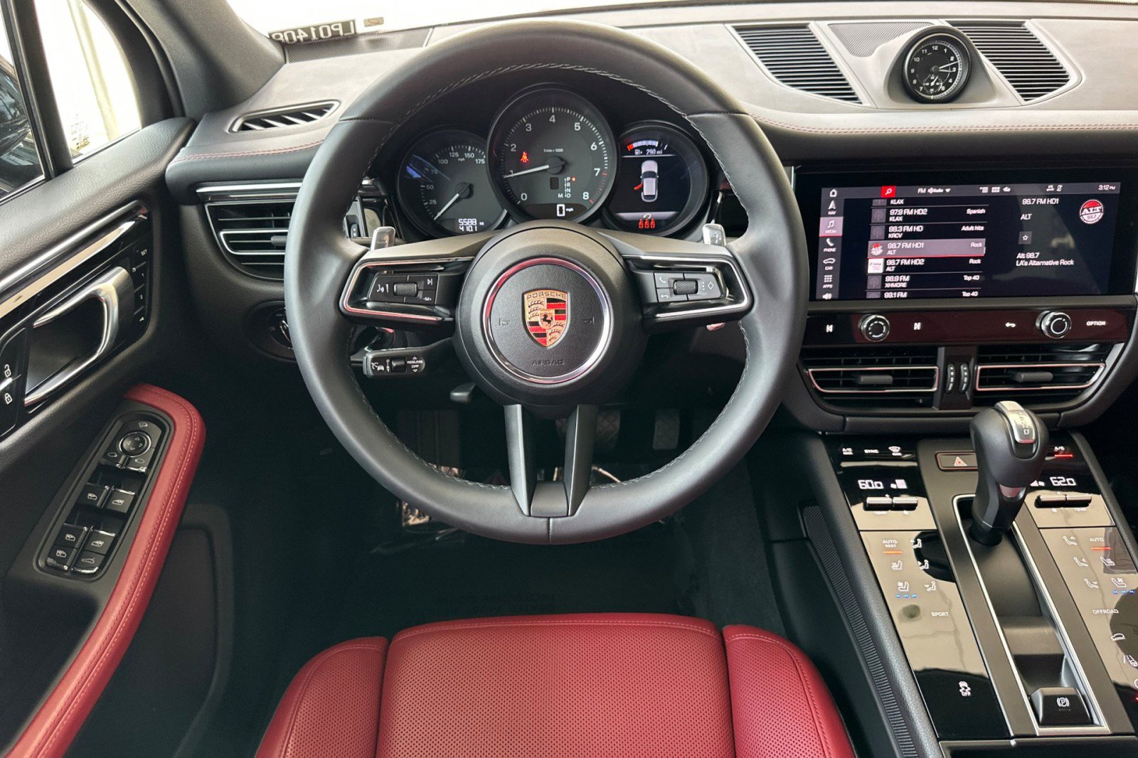 Certified 2025 Porsche Macan image 14