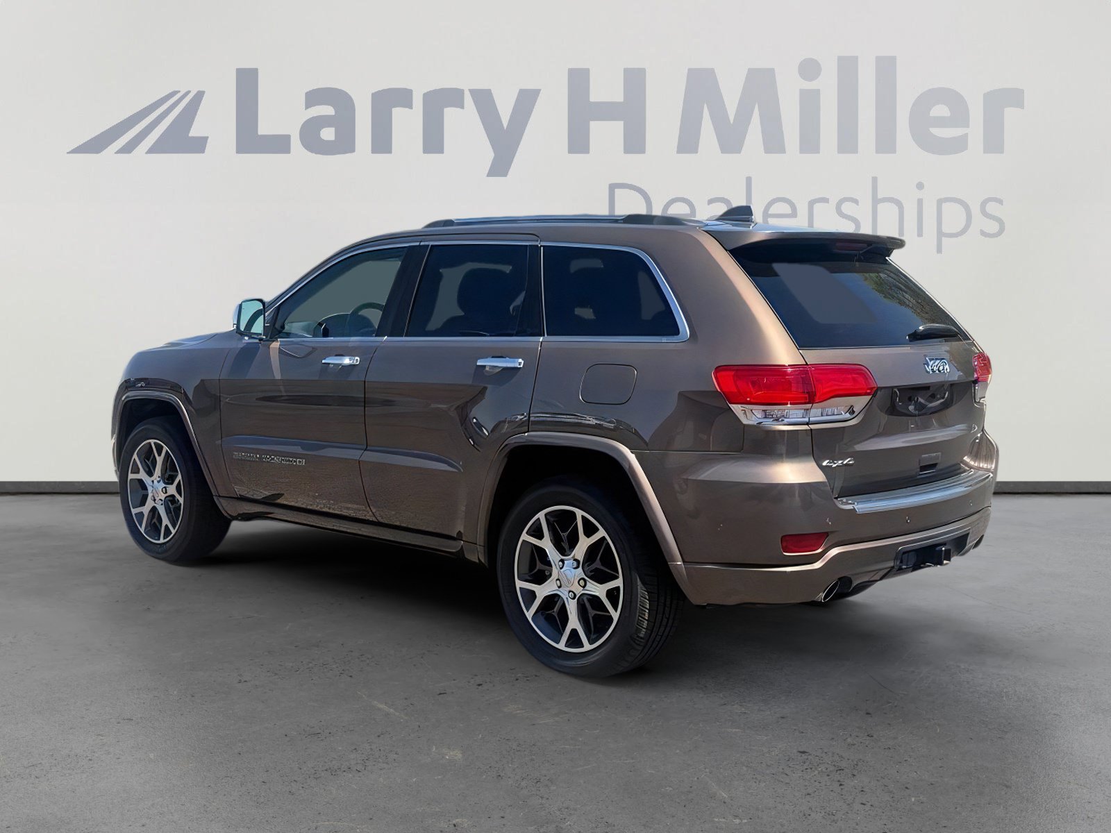Used 2019 Jeep Grand Cherokee Overland AWD/4WD image 3
