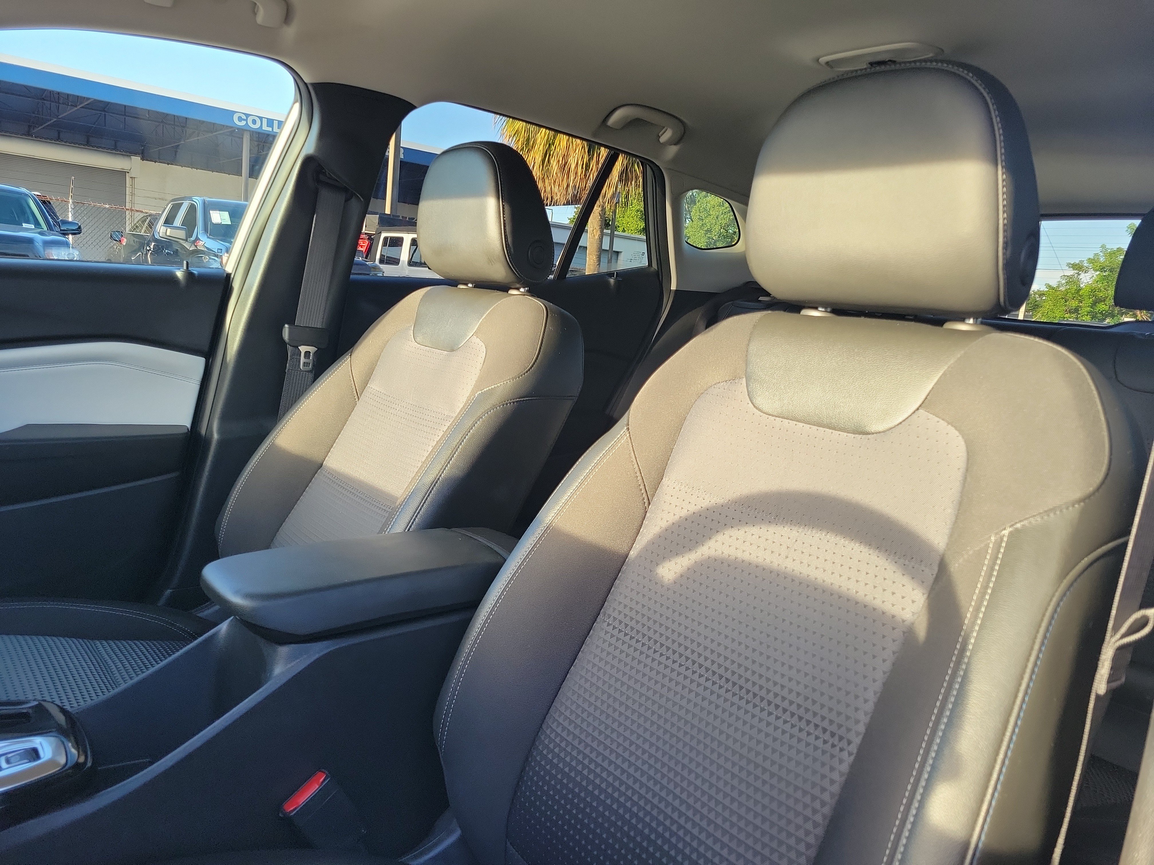 Used 2025 Chevrolet Trax LT FWD image 21