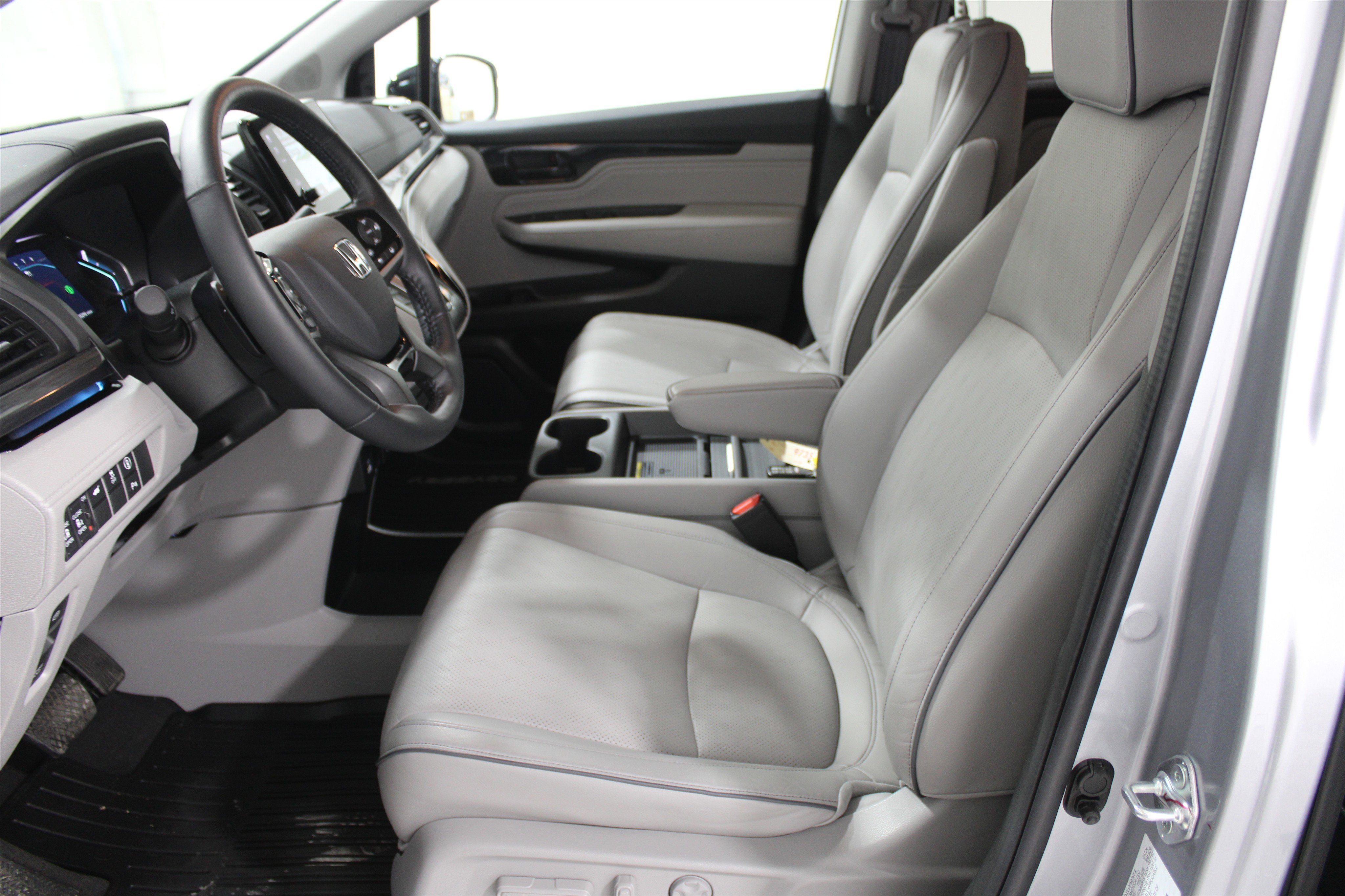 Used 2024 Honda Odyssey Elite image 3