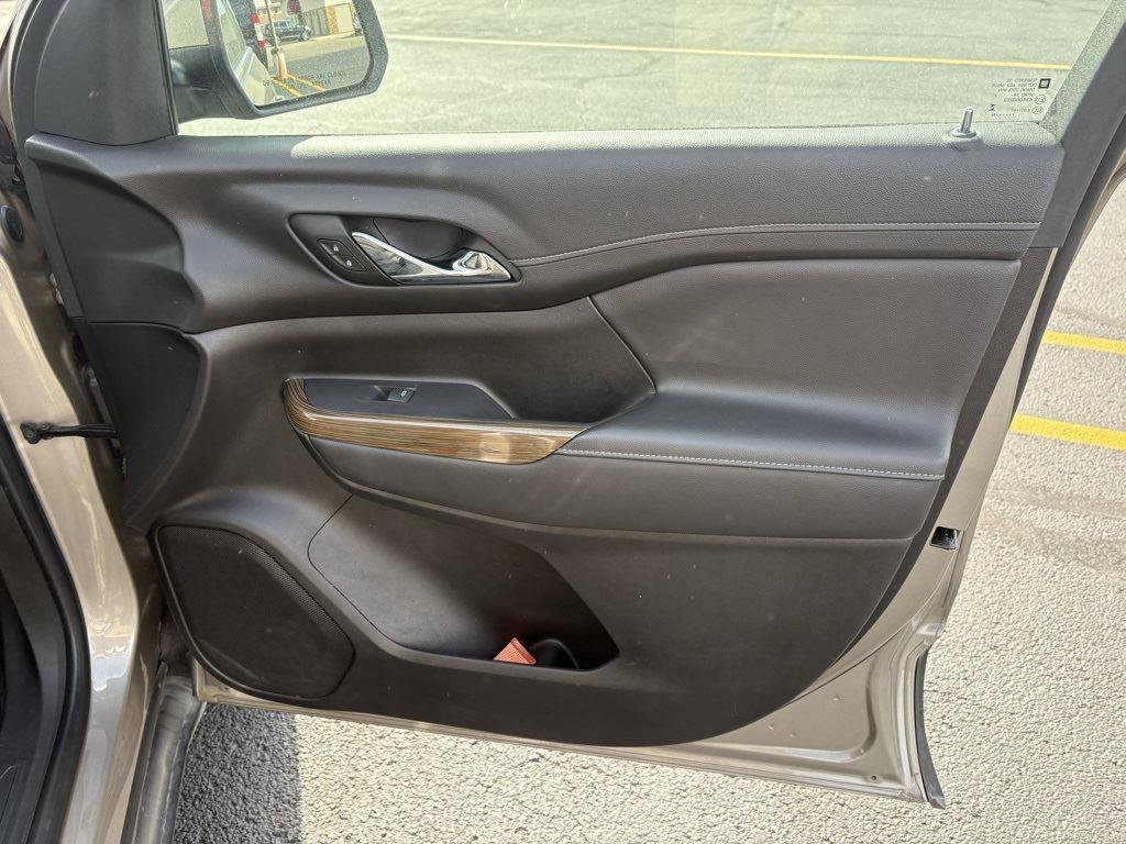 Used 2023 GMC Acadia SLE image 19