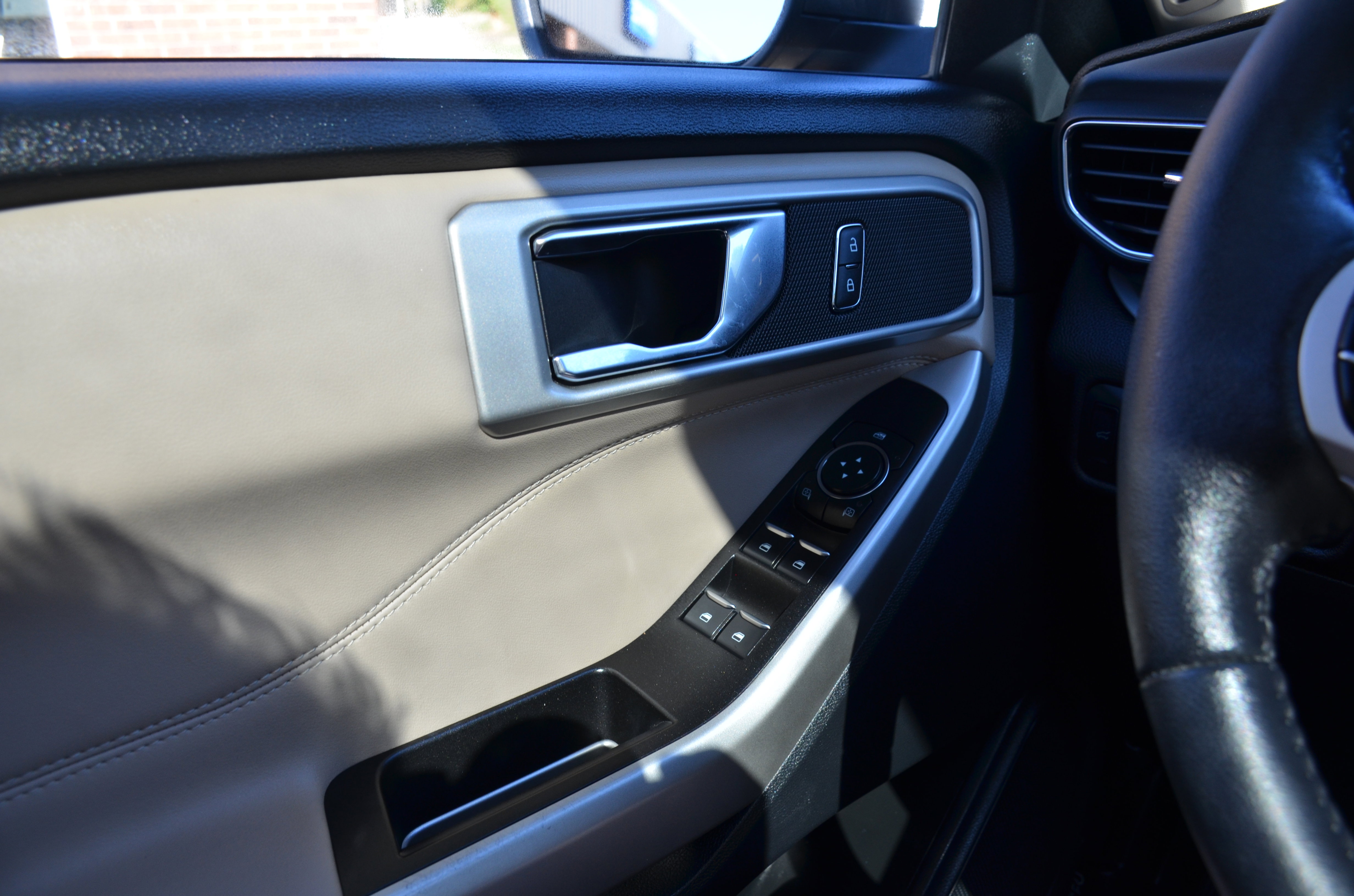 Used 2022 Ford Explorer XLT w/ Equipment Group 202A image 9