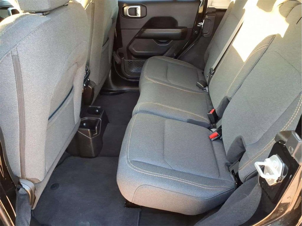 Used 2025 Jeep Wrangler Sahara image 15