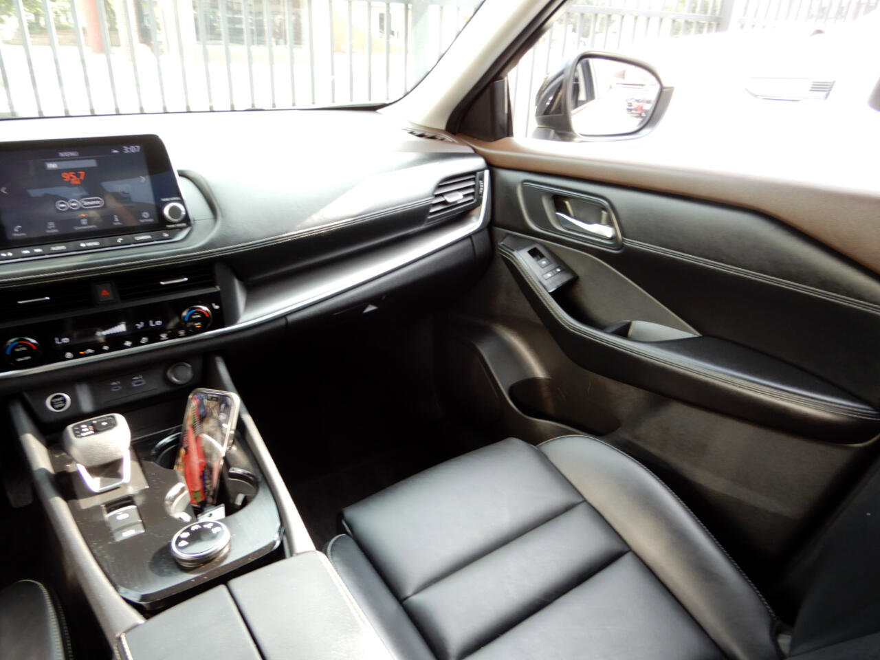 Used 2023 Nissan Rogue SV w/ SV Premium B Package image 23