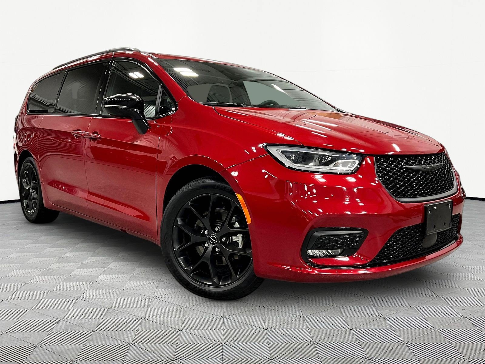 Used 2025 Chrysler Pacifica Limited FWD image 3