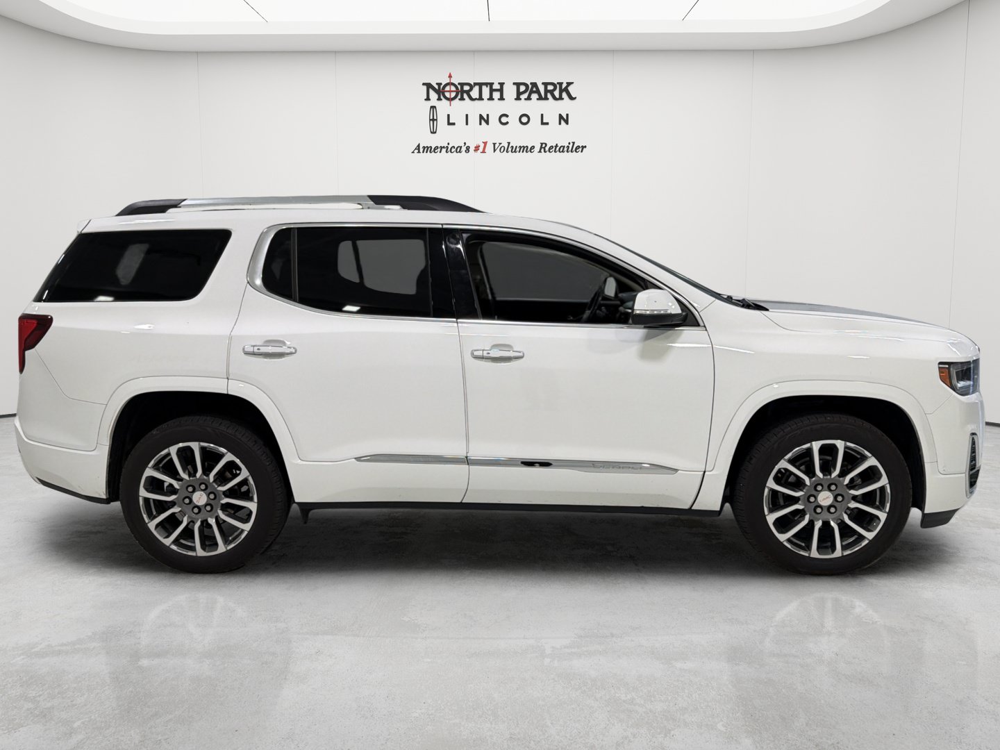 Used 2021 GMC Acadia Denali w/ Denali Technology Package FWD image 6