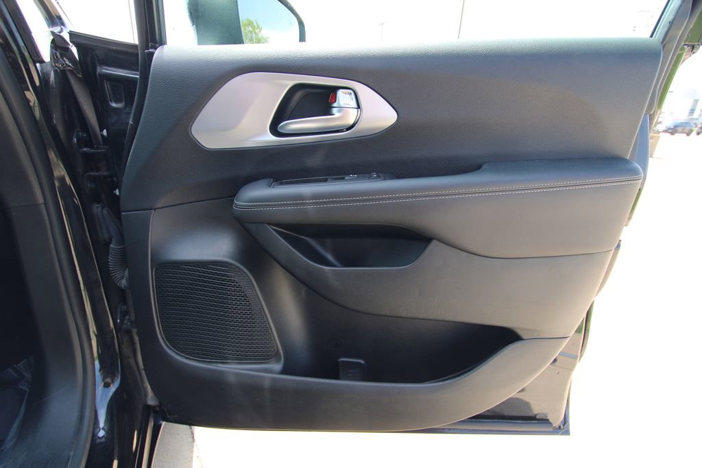 Used 2023 Chrysler Pacifica Touring-L w/ S Appearance Package image 36