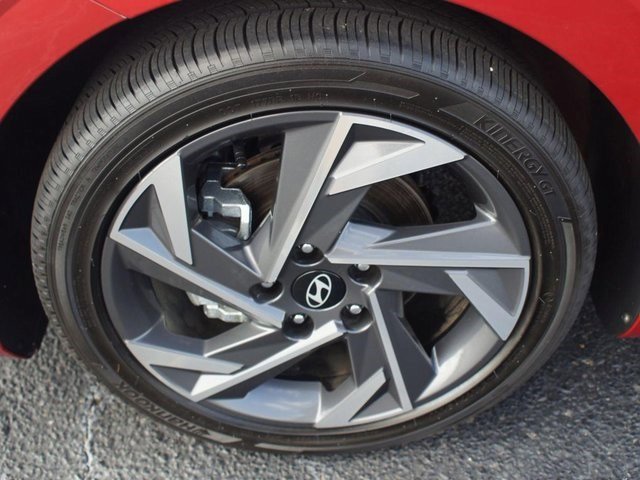 Used 2025 Hyundai Elantra SEL image 25