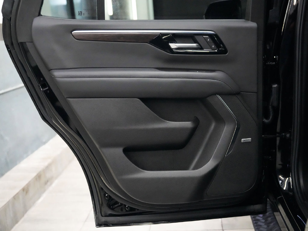 Used 2025 Chevrolet Tahoe Z71 w/ Comfort Package AWD/4WD image 13