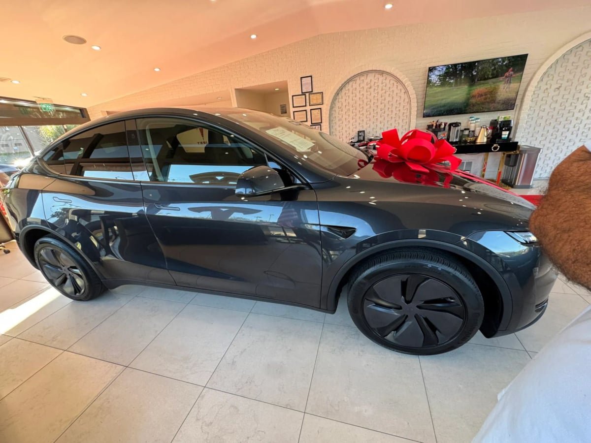 Used 2026 Tesla Model Y AWD image 6