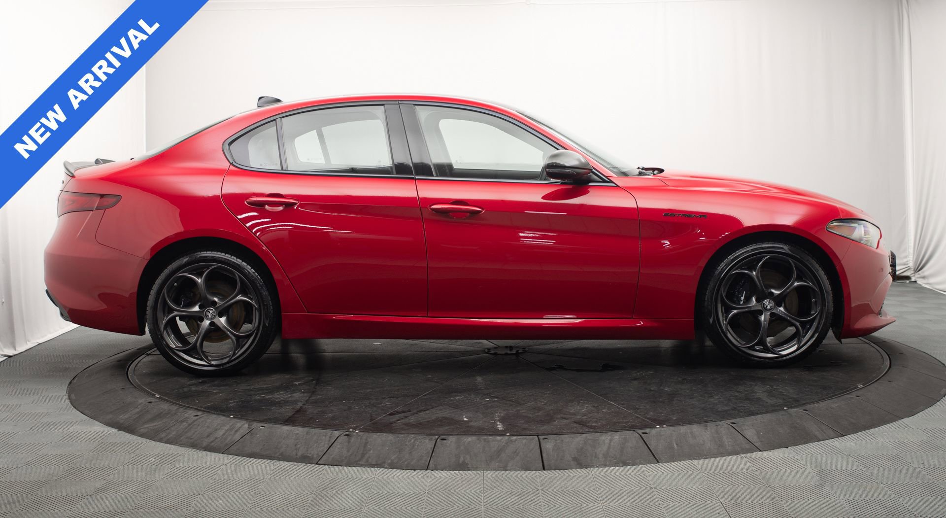 Used 2023 Alfa Romeo Giulia Estrema image 2