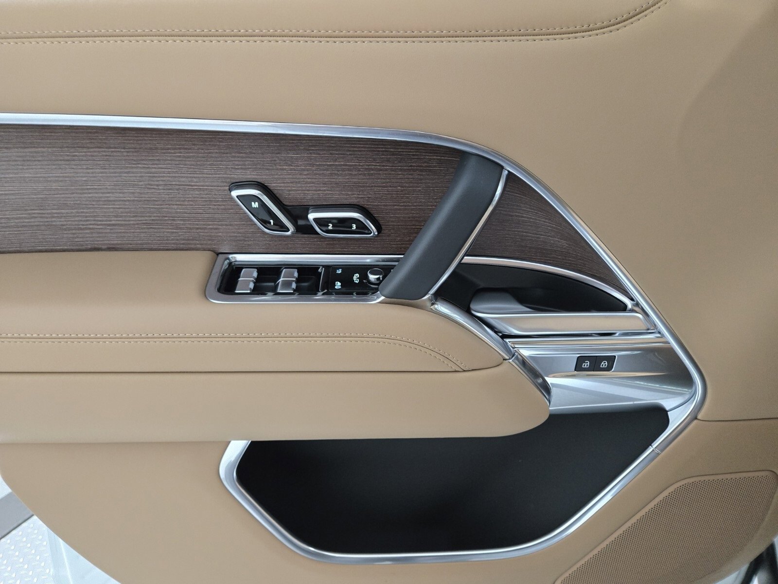 New 2025 Land Rover Range Rover SE image 22