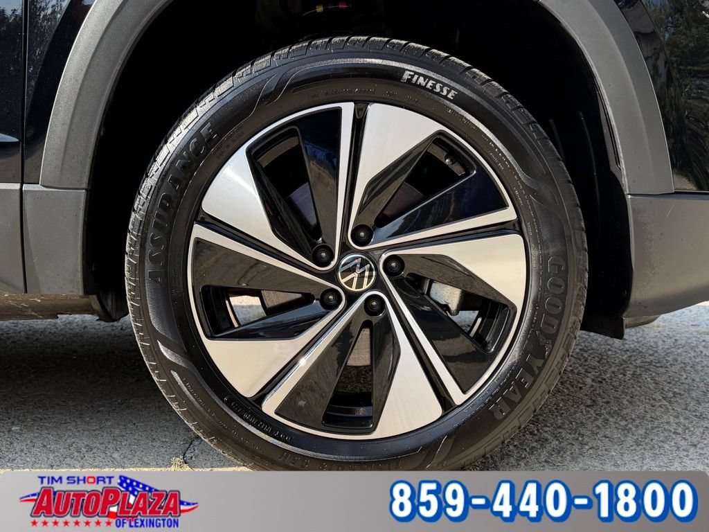 Used 2025 Volkswagen Taos SE AWD/4WD image 6