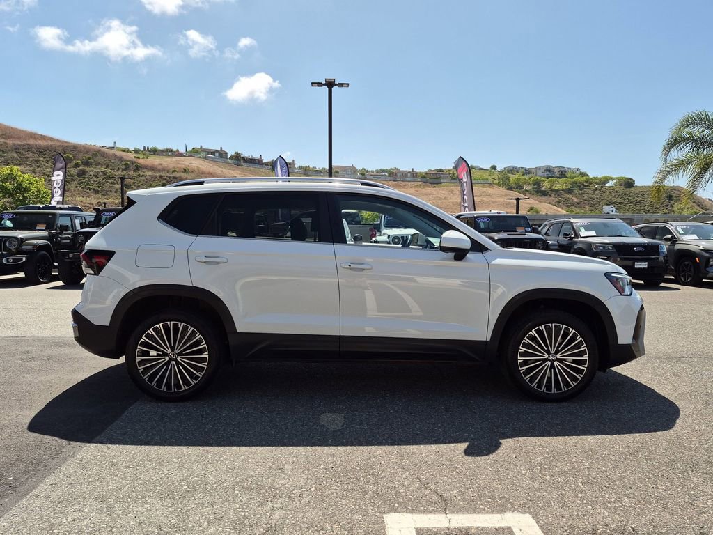 Used 2025 Volkswagen Taos SE FWD image 4