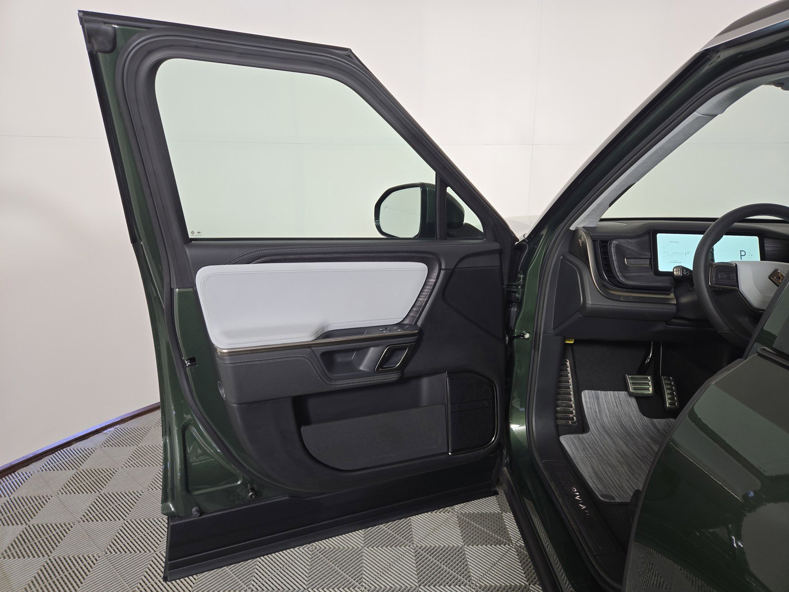 Used 2024 Rivian R1S Adventure image 16